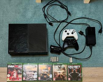 X Box One console 500 GB e due controller X Box