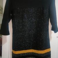 Vestito nero con inserti ricamati e fascia gialla