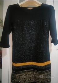 Vestito nero con inserti ricamati e fascia gialla