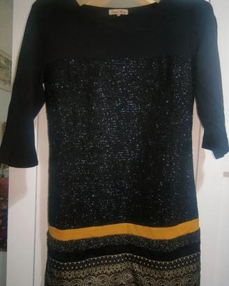 Vestito nero con inserti ricamati e fascia gialla