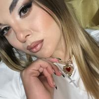 Make-up artist specializzata e donna delle pulizie