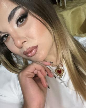 Make-up artist specializzata e donna delle pulizie