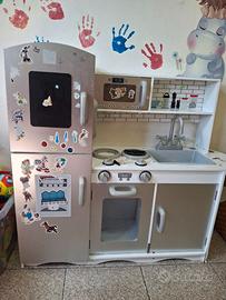 Cucina giocattolo in legno