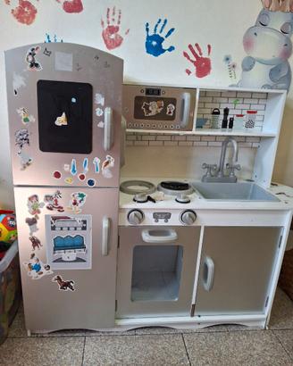 Cucina giocattolo in legno