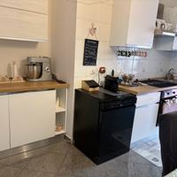 Cucina,lavastoviglie,frigorifero,tavolo con sedie