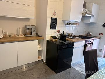 Cucina,lavastoviglie,frigorifero,tavolo con sedie