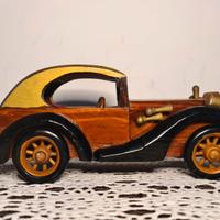 Modello auto artigianale in legno.