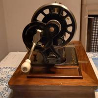 Macchina da cucire antica