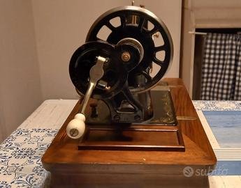 Macchina da cucire antica