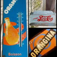 Termometro e Insegna Orangina e cassetta Pepsi