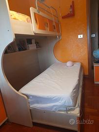 Letto a castello con comodino