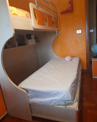 Letto a castello con comodino