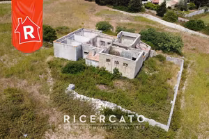 Villa di 450 m² con più di 5 locali a Lecce