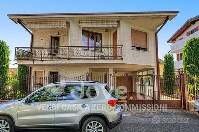 Villa di 200 m² con più di 5 locali e box auto a S