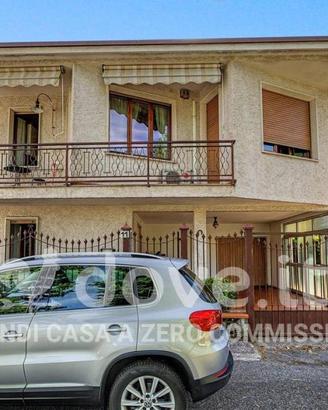 Villa di 200 m² con più di 5 locali e box auto a S