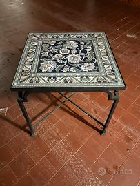 Tavolo in ceramica e struttura in ferro battuto