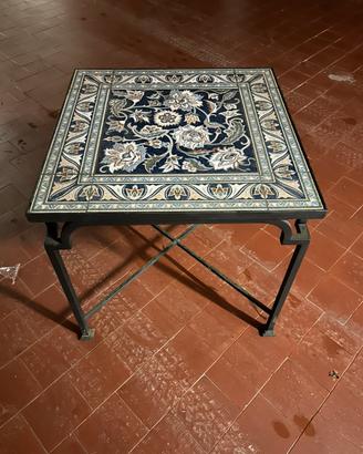 Tavolo in ceramica e struttura in ferro battuto