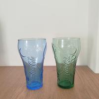 Due bicchieri grandi coca cola verde e azzurro