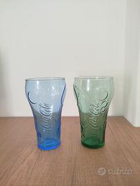 Due bicchieri grandi coca cola verde e azzurro