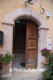 3 VANI IN CENTRO DA RISTRUTTURARE DI FRONTE L'UNIV