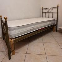 Letto, rete elettrica e materassio