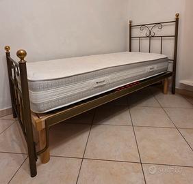 Letto, rete elettrica e materassio