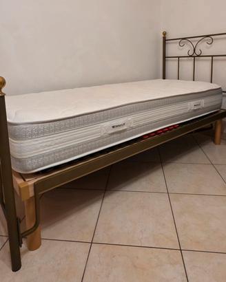 Letto, rete elettrica e materassio