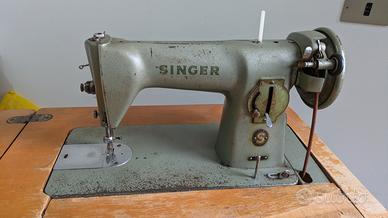Macchina da cucire Singer con mobile