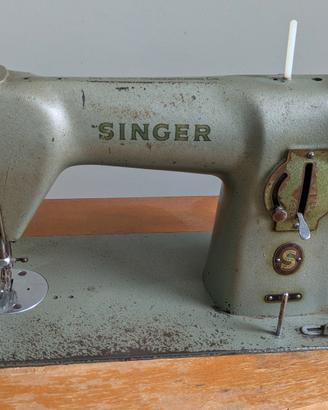 Macchina da cucire Singer con mobile
