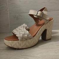 Scarpe con tacco largo colore beige