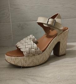 Scarpe con tacco largo colore beige