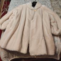 Splendida pelliccia ecologica color visone chiaro