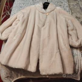 Splendida pelliccia ecologica color visone chiaro