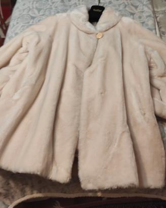 Splendida pelliccia ecologica color visone chiaro