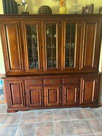 Credenza con tavolo e sedie