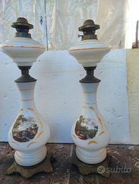 Coppia di antichi lumi a petrolio opaline vecchio