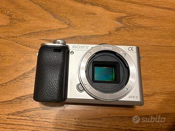 Sony a6000 grigio solo corpo