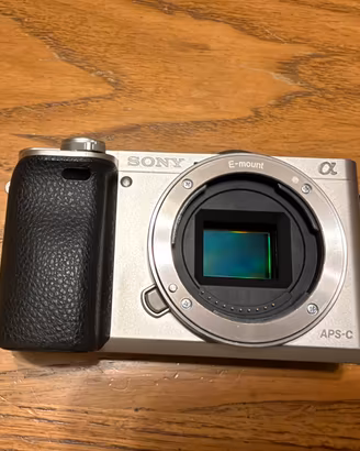 Sony a6000 grigio solo corpo