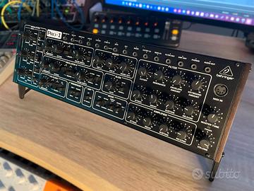 Synth Behringer PRO-1 (piedini verticali inclusi)