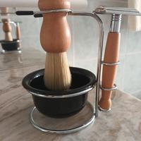 rasoio con pennello da barba e ciotola