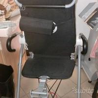 Stivali e casco moto, attrezzi palestra, arco