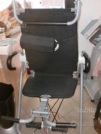 Stivali e casco moto, attrezzi palestra, arco