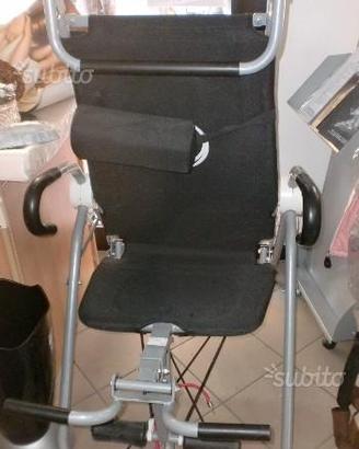 Stivali e casco moto, attrezzi palestra, arco