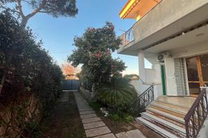 Casa al mare con giardino