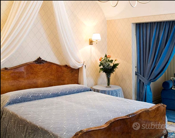 Letto matrimoniale antico classico in legno