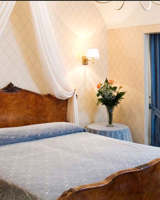 Letto matrimoniale antico classico in legno