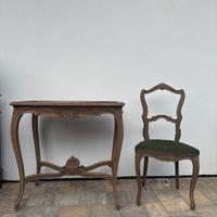 Tavolino con sedia antico