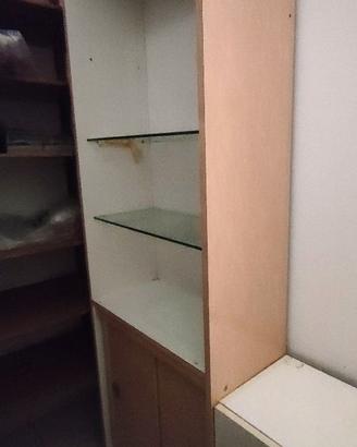 Armadio a due ante scorrevoli più due ripiani