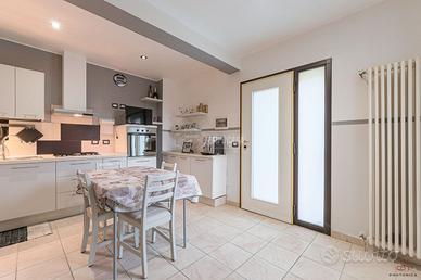 3 LOCALI RISTRUTTURATO SU DUE LIVELLI