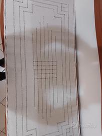 Centrotavola vintage finemente ricamato a mano